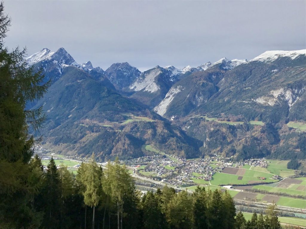 Das ist Stans Tirol mit dem Karwendelgebirge