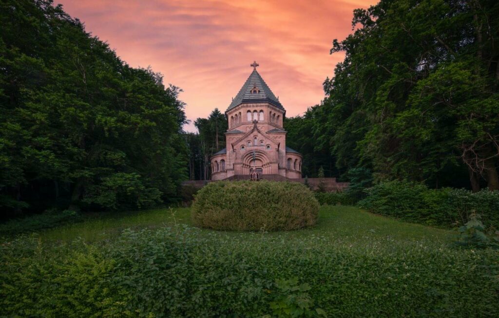 Starnberger See Sehenswürdigkeiten - in der Nähe am See fand man den toten König Ludwig II, Bild Starnberg GmbH, Neman Pictures