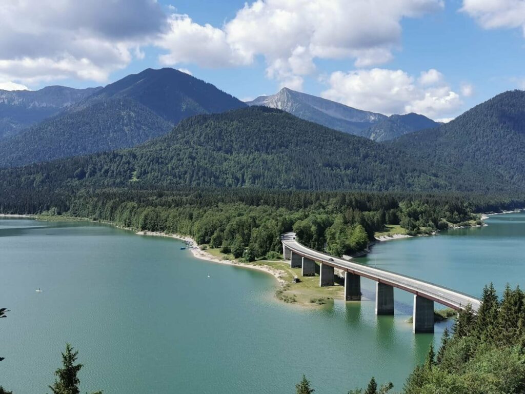 Stauseen Deutschland - aufgrund dieser Brücke sehr bekannt: Der Sylvensteinsee