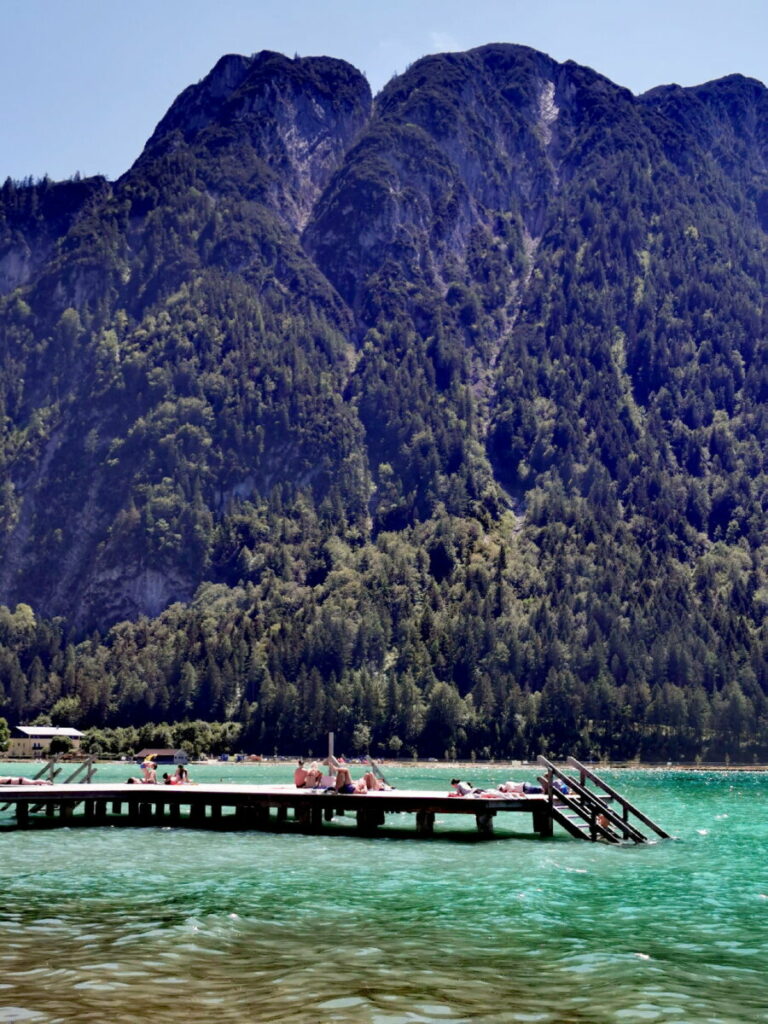 Das Strandbad Achensee mit den Stegen im Wasser - beim Atoll