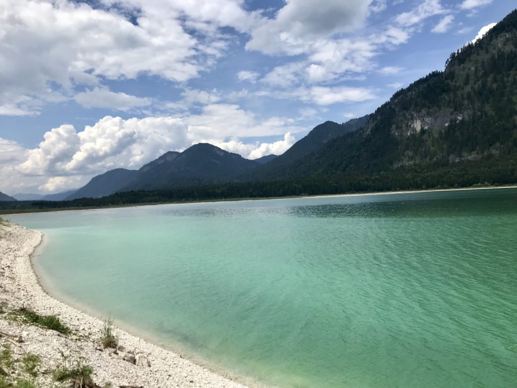 Der türkisgrüne Sylvensteinsee im Sommer - genieße den Sylvensteinspeicher