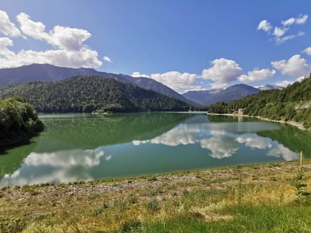 Das Sylvensteinsee Panorama von der Dammkrone aus gesehen