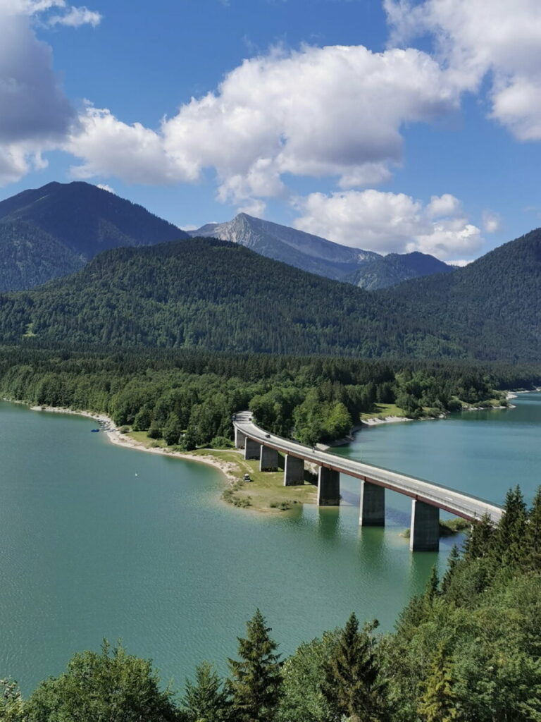 Das ist die bekannte Sylvensteinsee Brücke