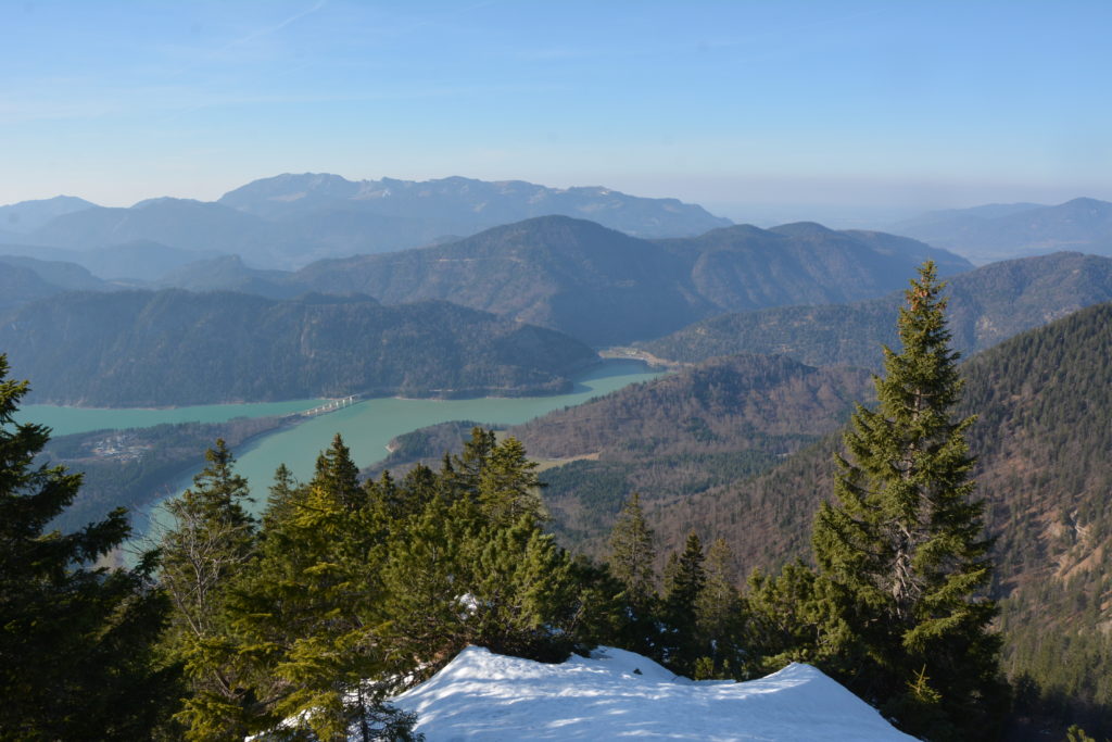 Der fjordartige Sylvensteinsee in Bayern - Blick vom Demeljoch auf den Sylvensteinspeicher