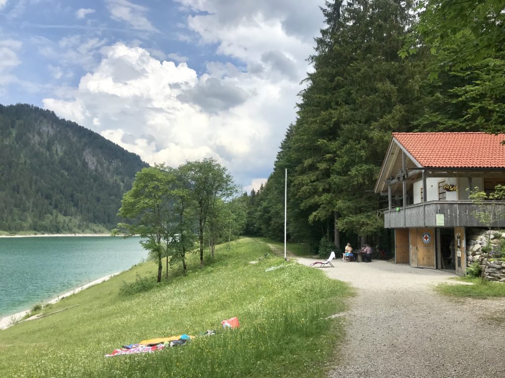 Sylvensteinsee baden - die Badewiese bei der Wasserwacht Hütte am See