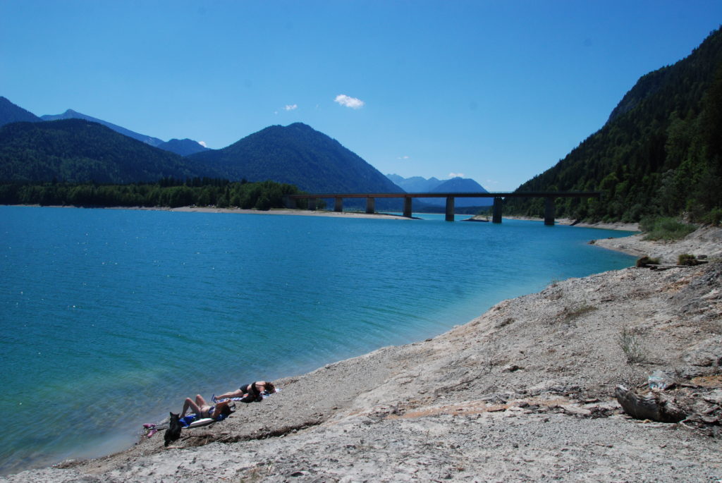 Am Sylvensteinsee baden - bei der Brücke im "blauen" Wasser 