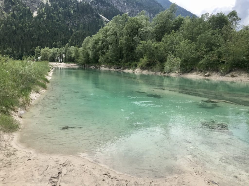 Am Sylvensteinsee wandern:  Entlang der Isar mit dem glasklaren Wasser