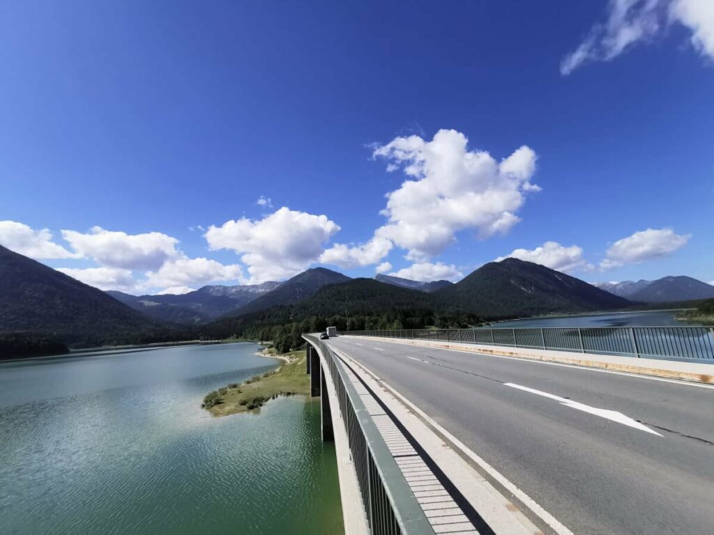 Über die Brücke am Sylvensteinspeicher fahren