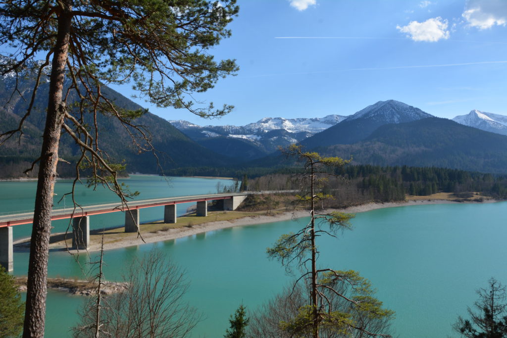 Die Sylvensteinspeicher Brücke mit dem Karwendel