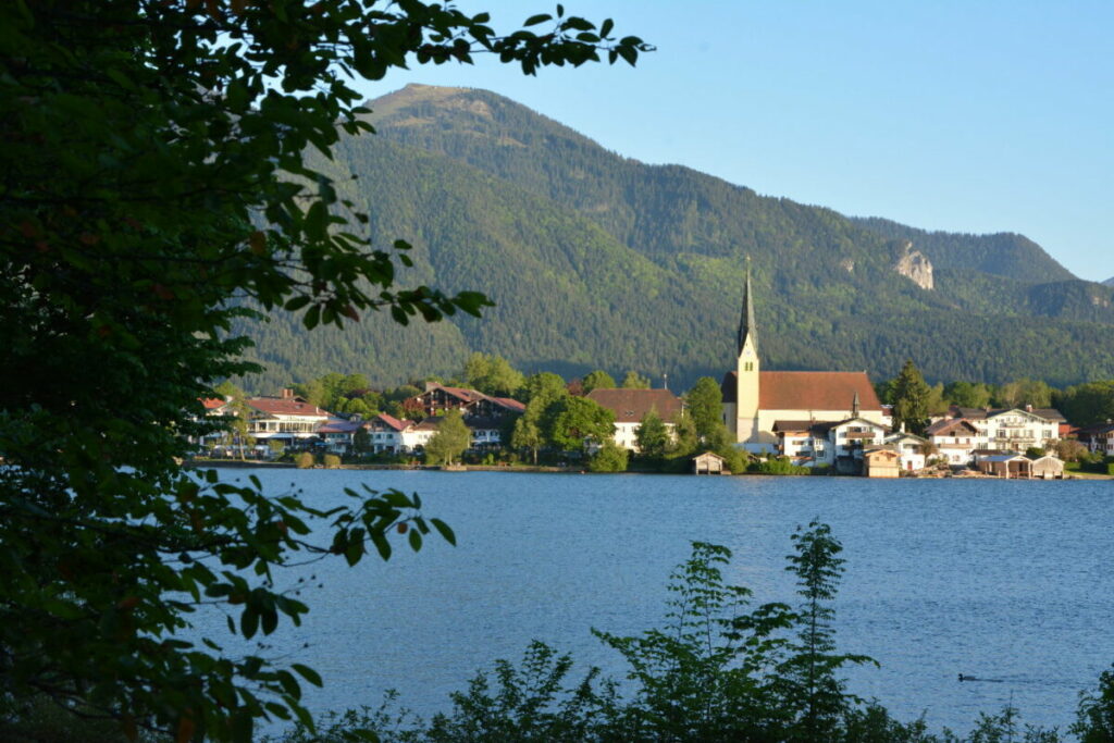 ... und dem einmaligen Blau des schönen Sees 