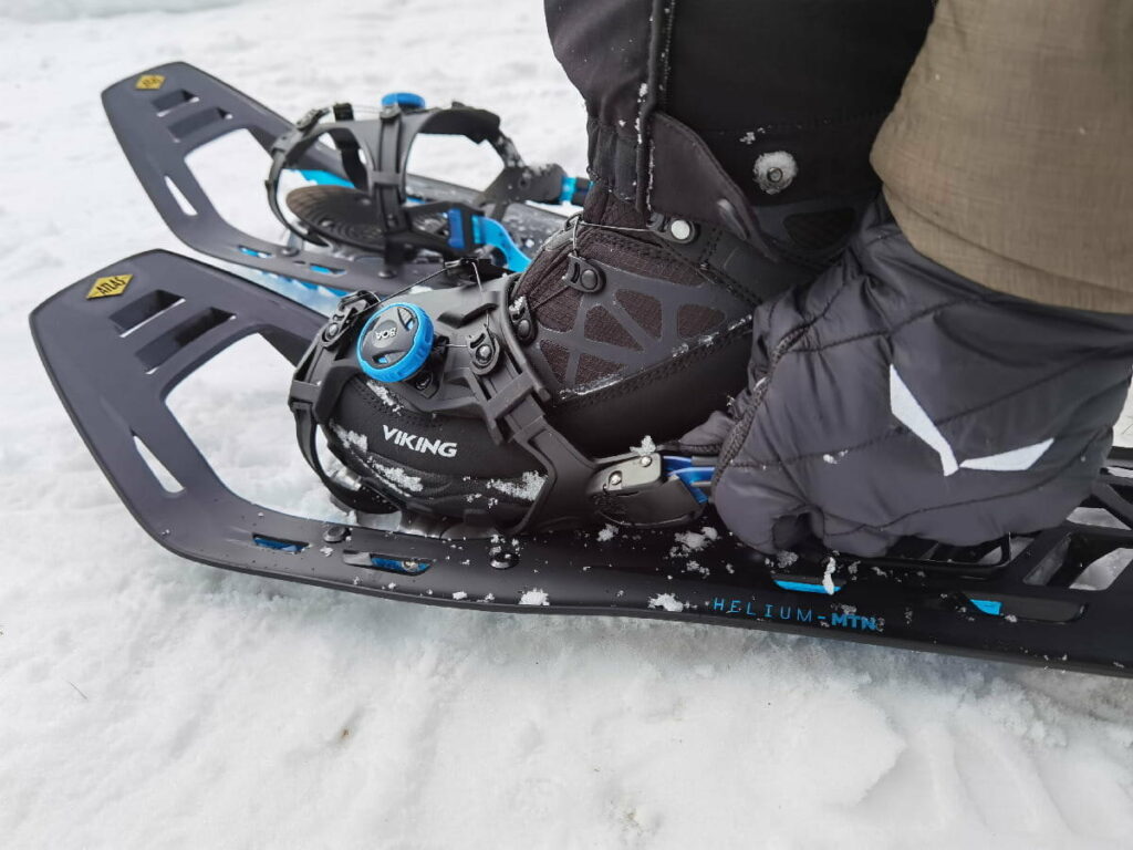 Schneeschuhe Test - Einsteigen geht ganz leicht, auch mit Handschuhen, Dank der BOA Bindung