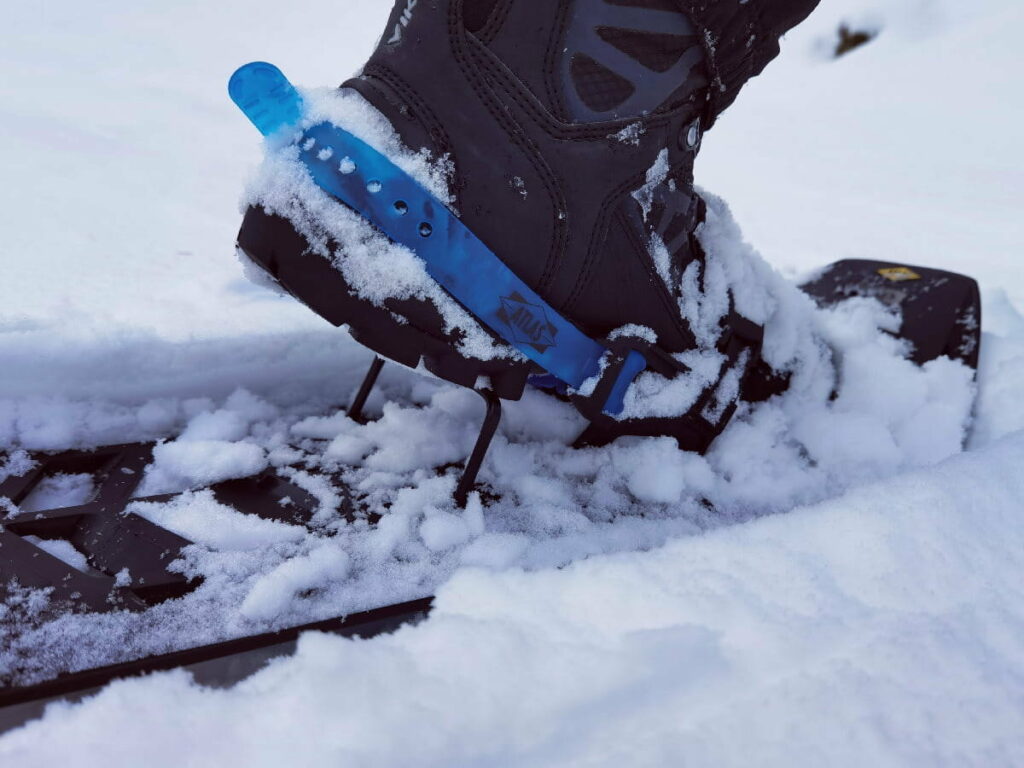 Steil bergauf im Schneeschuhe Test - die Tritthilfe ist super