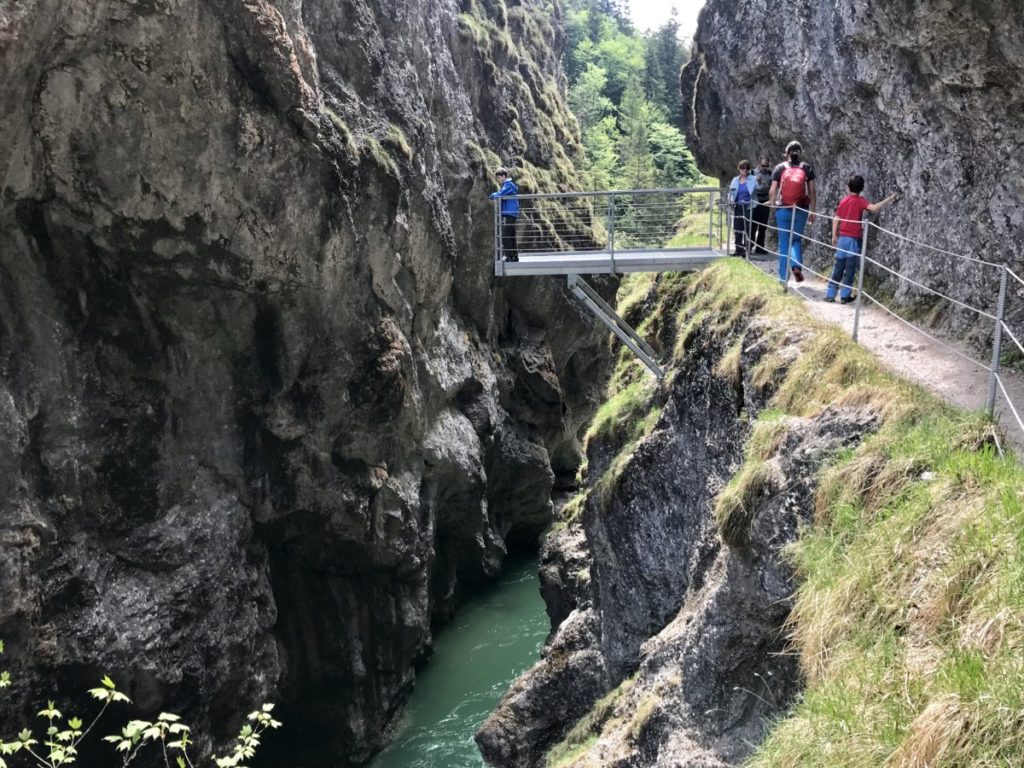 Das ist die Aussichtsplattform in der Tiefenbachklamm