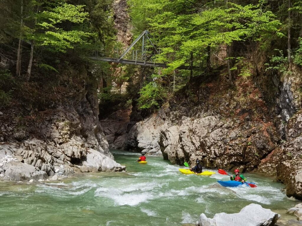 Mit etwas Glück kannst du beim Wandern durch die Tiefenbachklamm Kajakfahrer beobachten