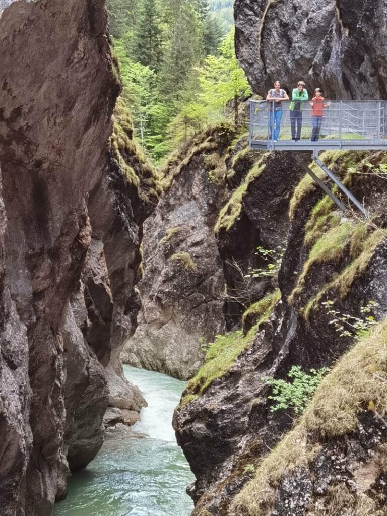 Das ist die Aussichtsplattform in der Tiefenbachklamm