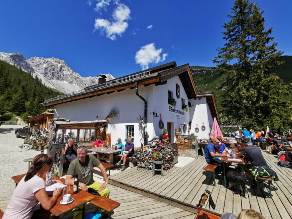 Einmalige Lage und eine tolle Sonnenterrasse - die Wettersteinhütte in der Leutasch