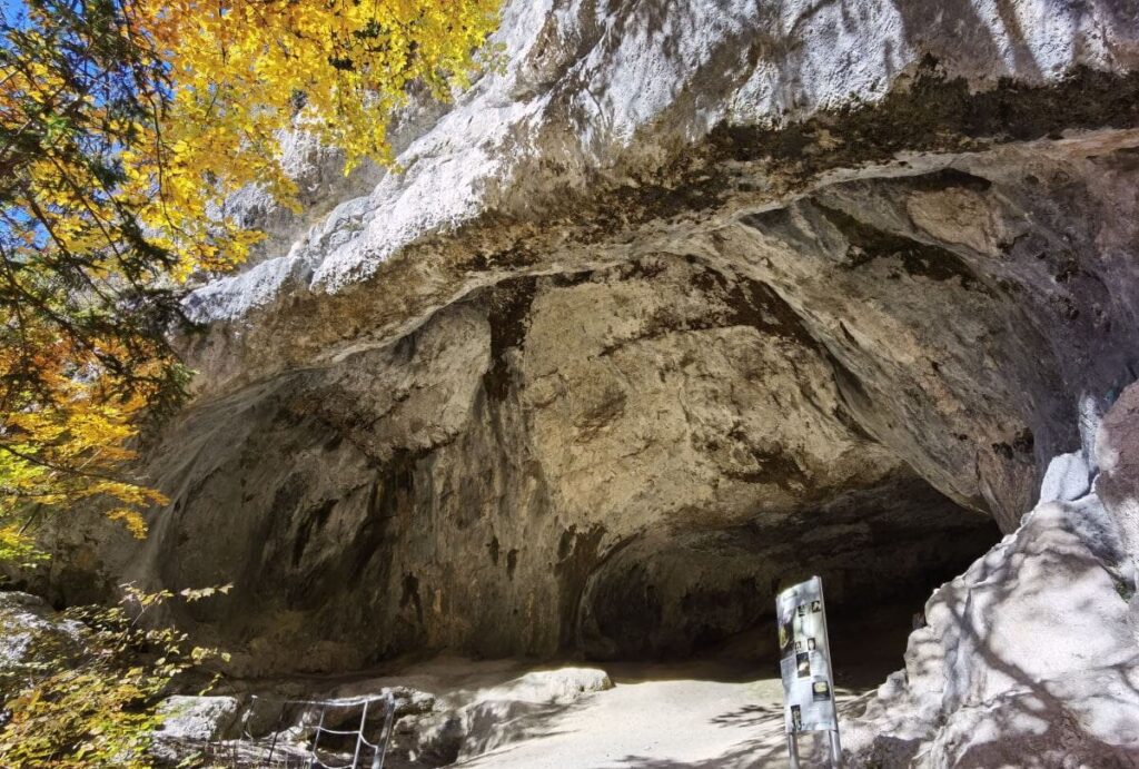 Das ist der Eingang der bekanntesten Höhle im Kaisergebirge - die Tischofer Höhle