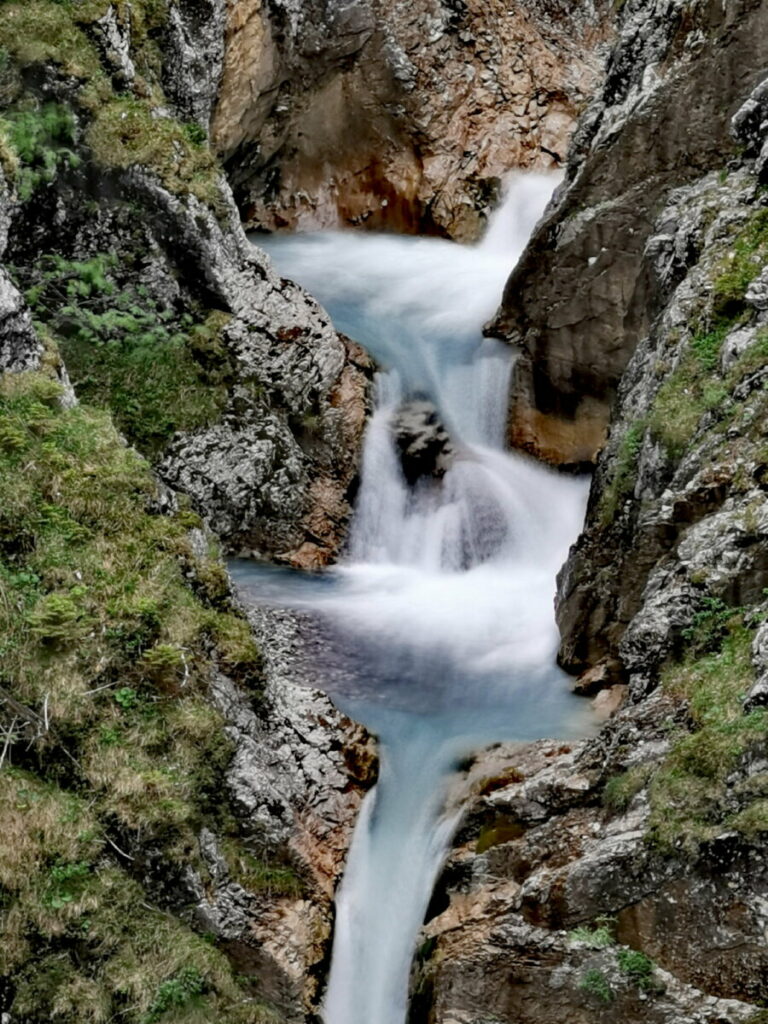 Die Wasserfall-Kaskaden des Torbach beim Jungfernsprung Hinterriss