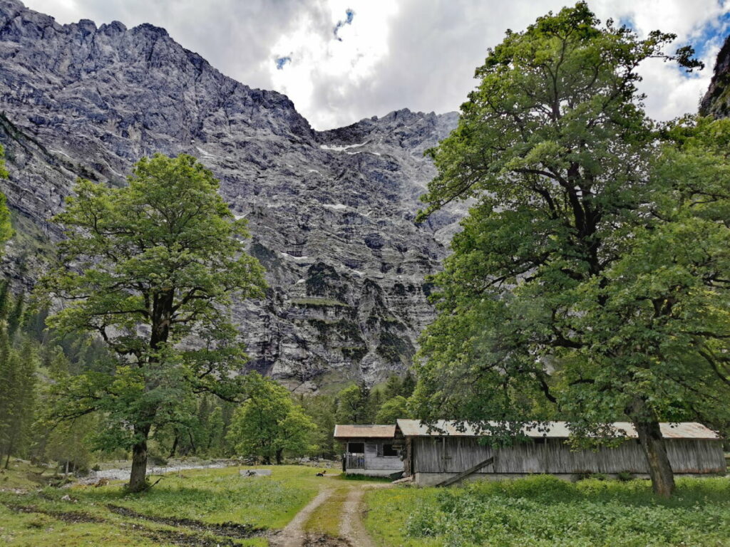 Vom Risstal durch das Tortal - hinter der Tortal Alm stehen die Felswände senkrecht!