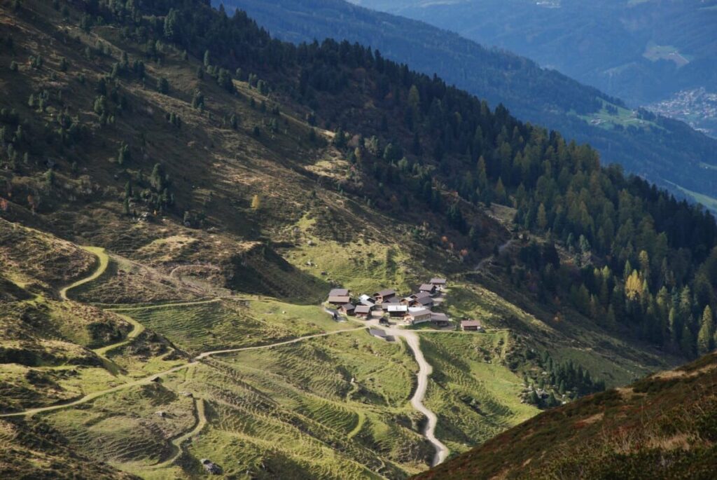 Aussicht bei der Wanderung auf eines der Almdörfer in den Tuxer Alpen