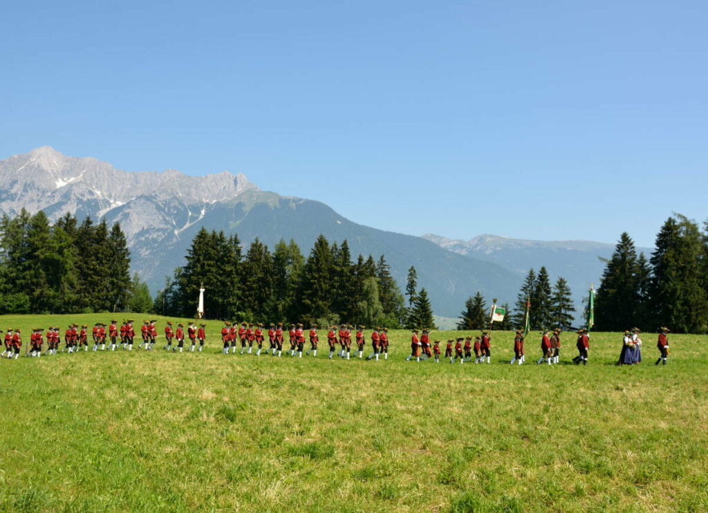 Traditionelle Veranstaltungen im Karwendel: Die Herz Jesu Prozession in Weerberg