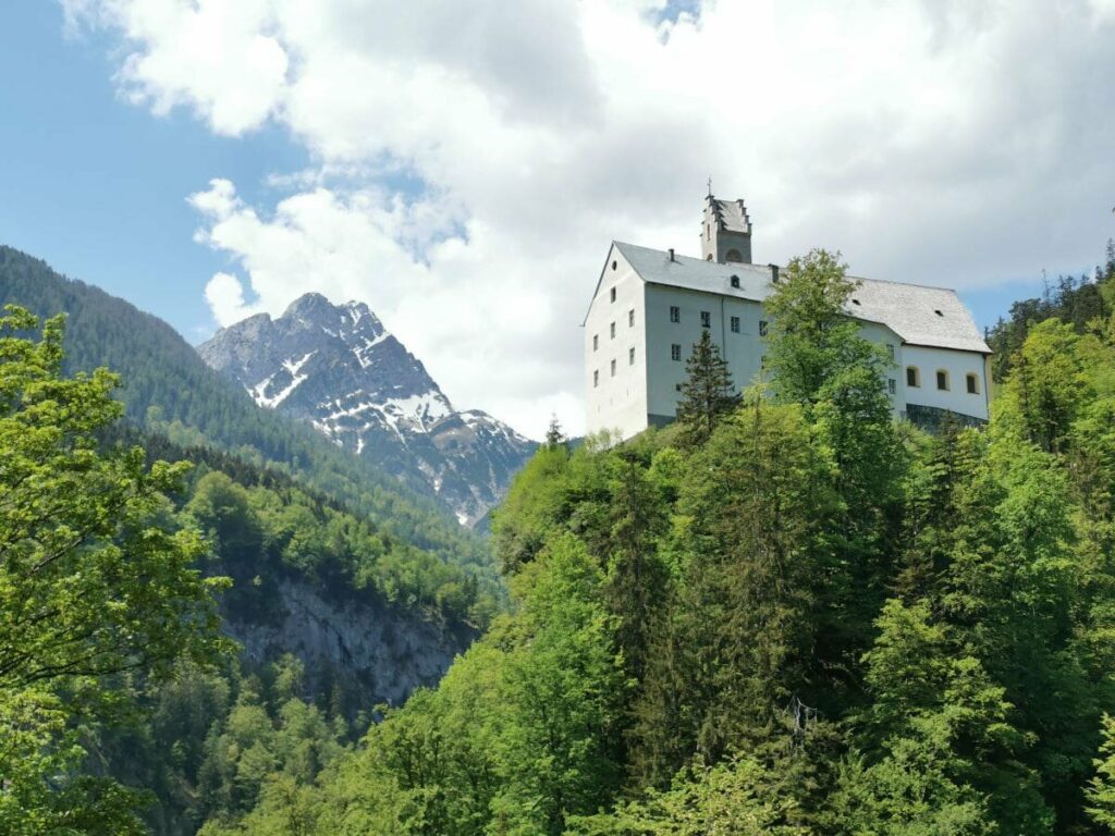 Eine der Attraktionen von Vomp - das Kloster St. Georgenberg im Karwendel