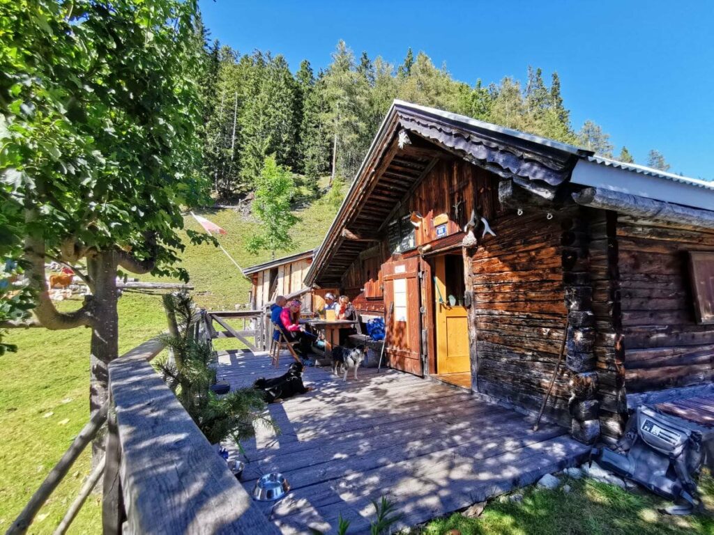 Die urige Waldhorbalm in Vomp - geheime Alm im Karwendel