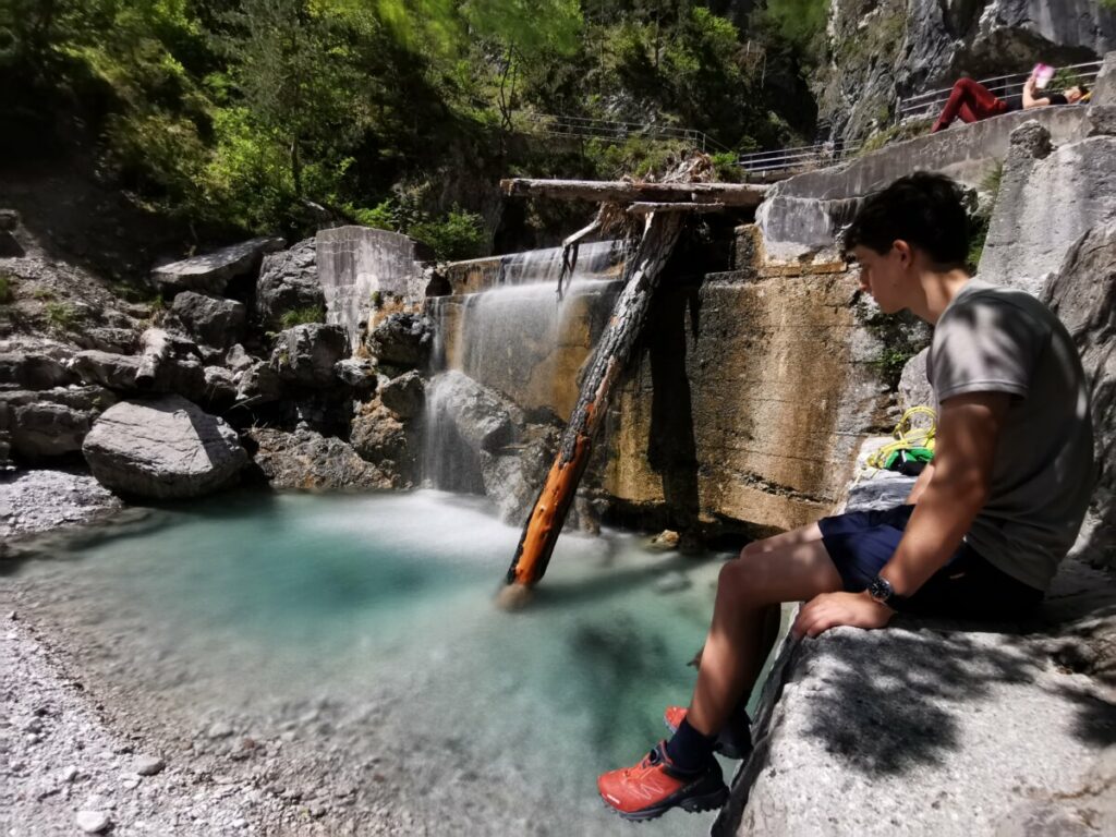 Du kannst oberhalb vom Wasser auf den Steinen sitzen