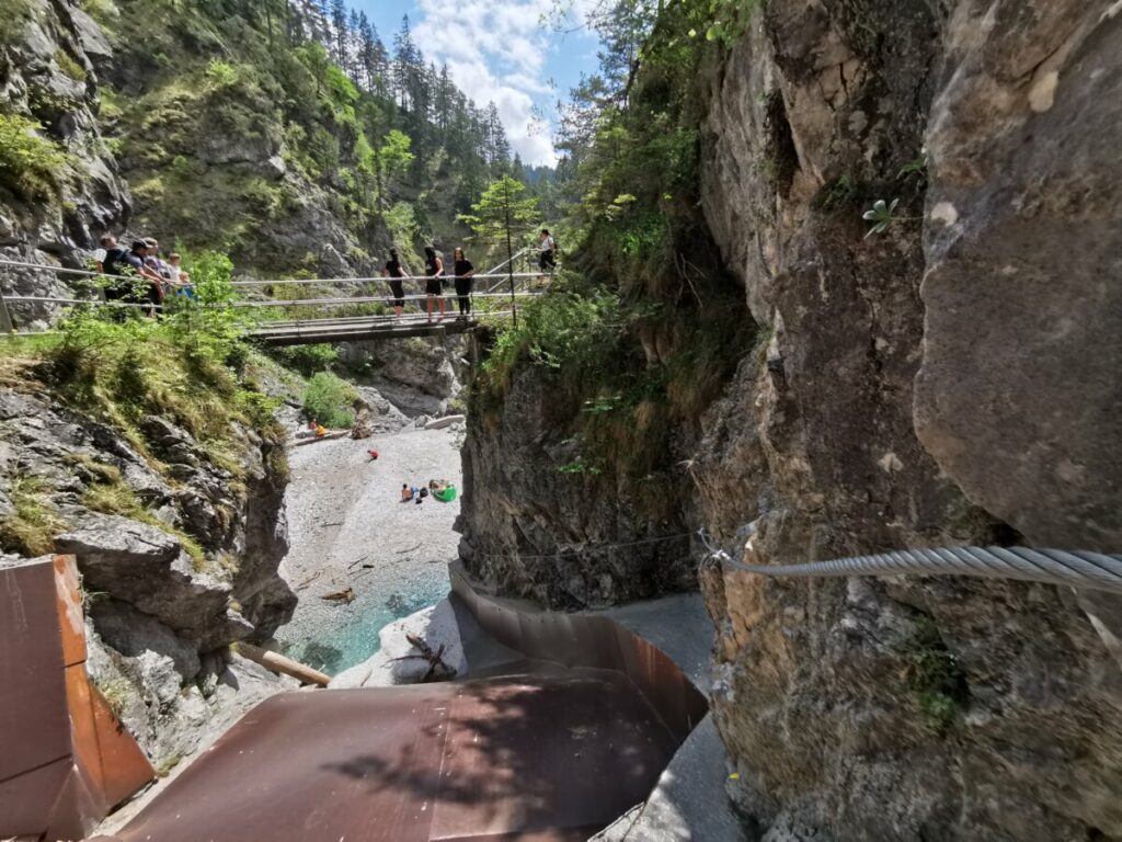 Der Blick vom Vomper Loch Klettersteig auf die Besucherbrücke beim Kraftwerk