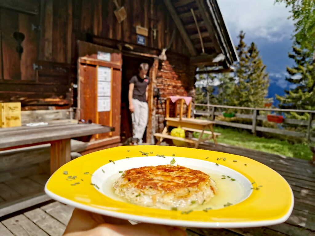 Geheimtipp Waldhorbalm oberhalb vom Vomper Loch - mit der hausgemachten Kaspressknödelsuppe