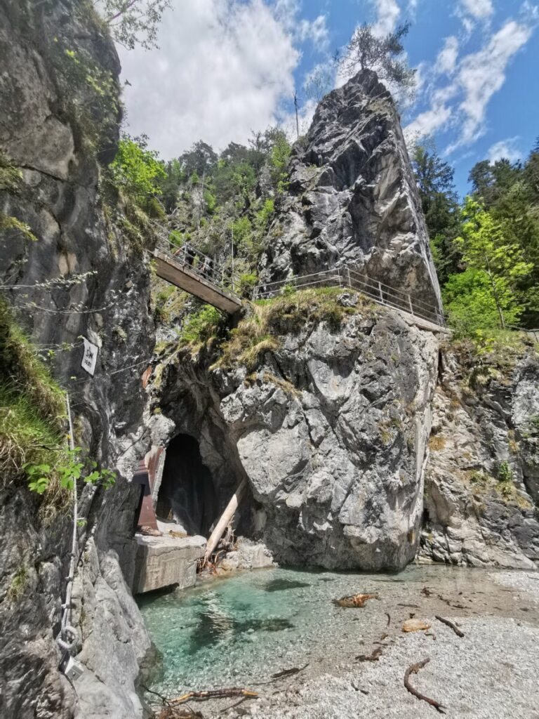 Imposante Felsen und türkisblaues Wasser - so ist der Talgrund im Vomper Loch