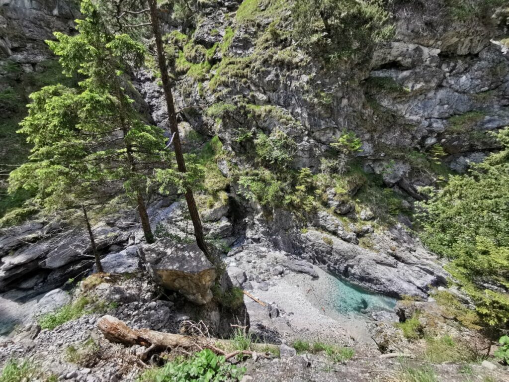 Ins Vomper Loch wandern und auf das Wasser in der Schlucht schauen