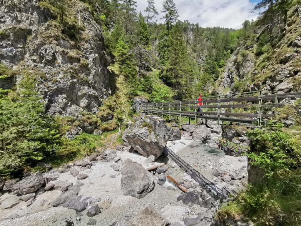 Wie eine Klammwanderung: Über die Brücken geht´s hinein ins Karwendel