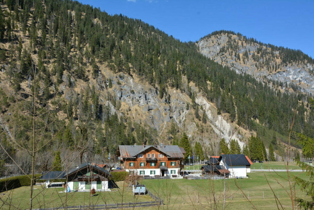 Wenig Häuser stehen in Vorderriss  - sie wirken fast verloren inmitten der Berge