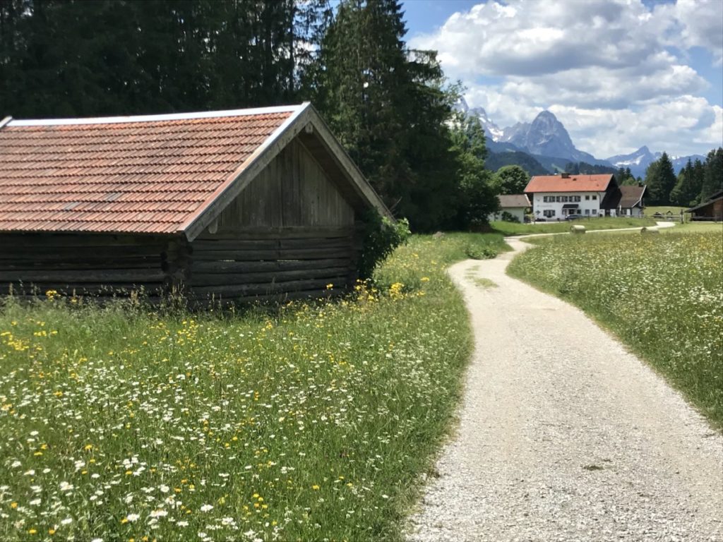 Wallgau wandern mit Blick auf die Zugspitze im Wettersteingebirge