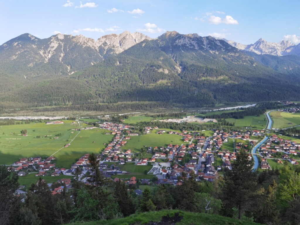 Wallgau Wanderung mit Blick auf das Karwendel - unten im Tal die Isar