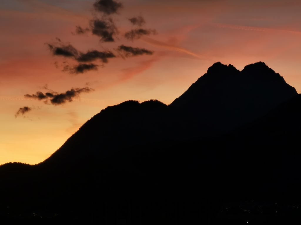 Wanderkarte kostenlos bestellen - und einmal so einen Sonnenuntergang in den Bergen erleben