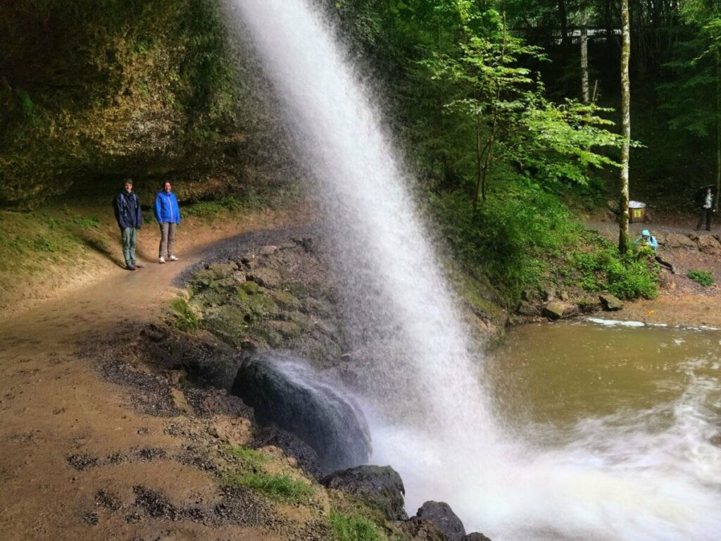 Die Scheidegger Wasserfälle in Bayern - du kannst hinter den oberen Wasserfall wandern!