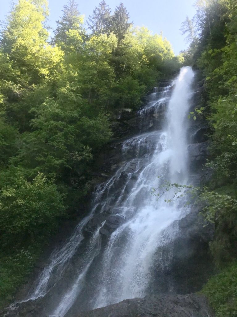 Das ist der größte Wasserfall von unten betrachtet