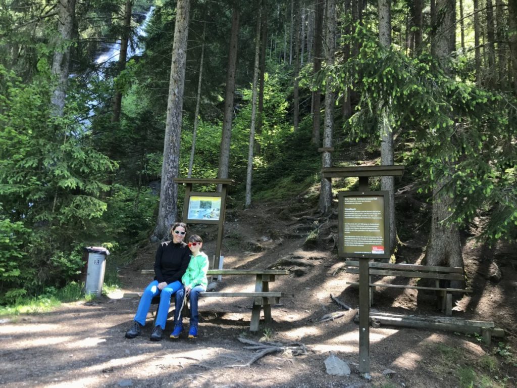 Die Bänke und Tische beim Wasserfall im schattigen Wald