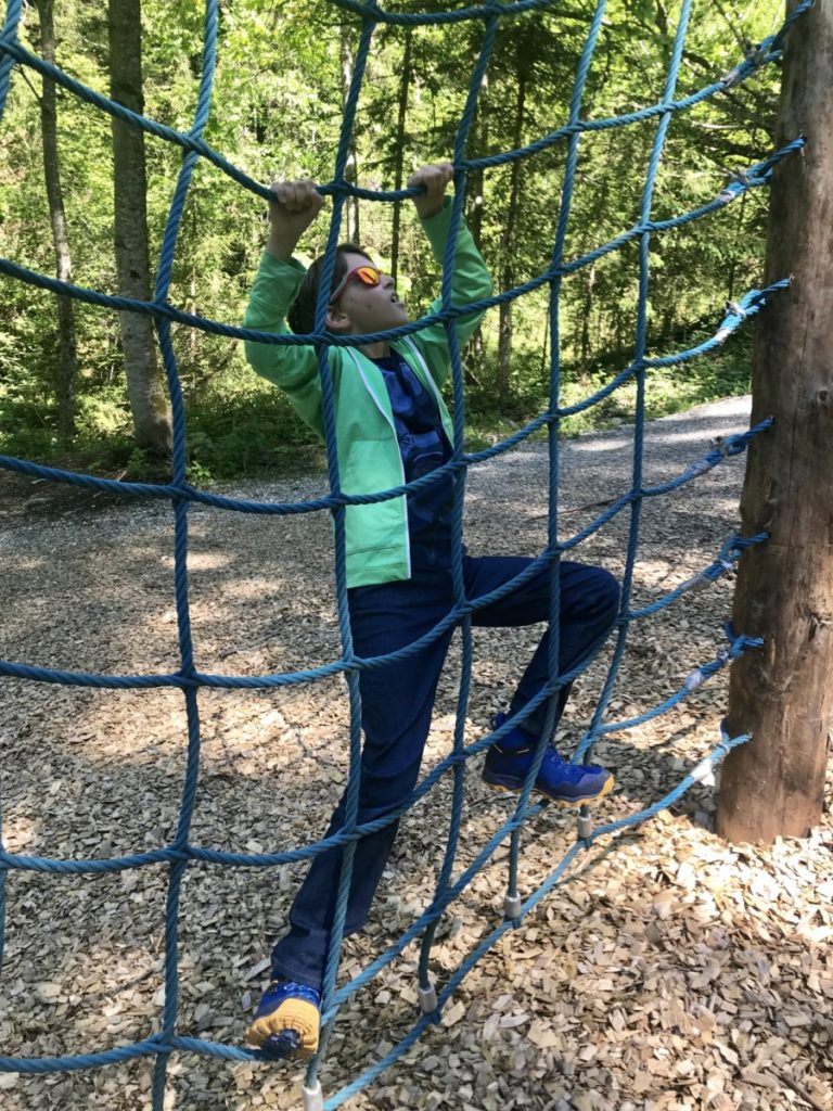 Das ist Kletternetz am Spielplatz