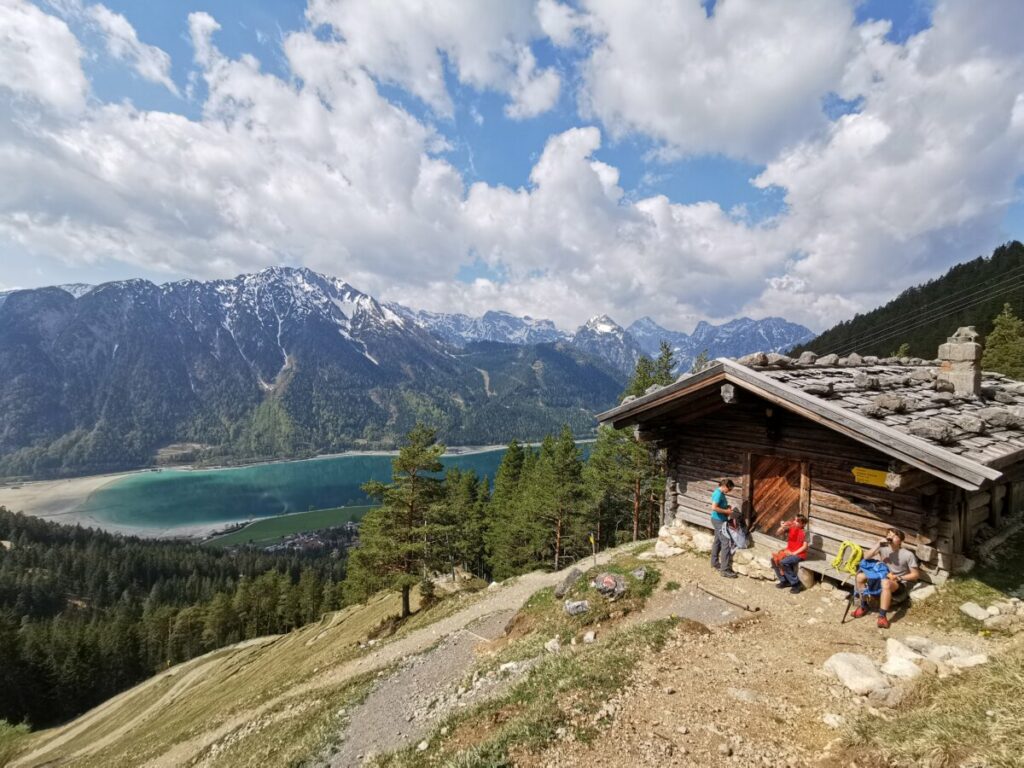 Vom Wasserfall zur Dalfazalm wandern - samt Blick auf den See und das Karwendel