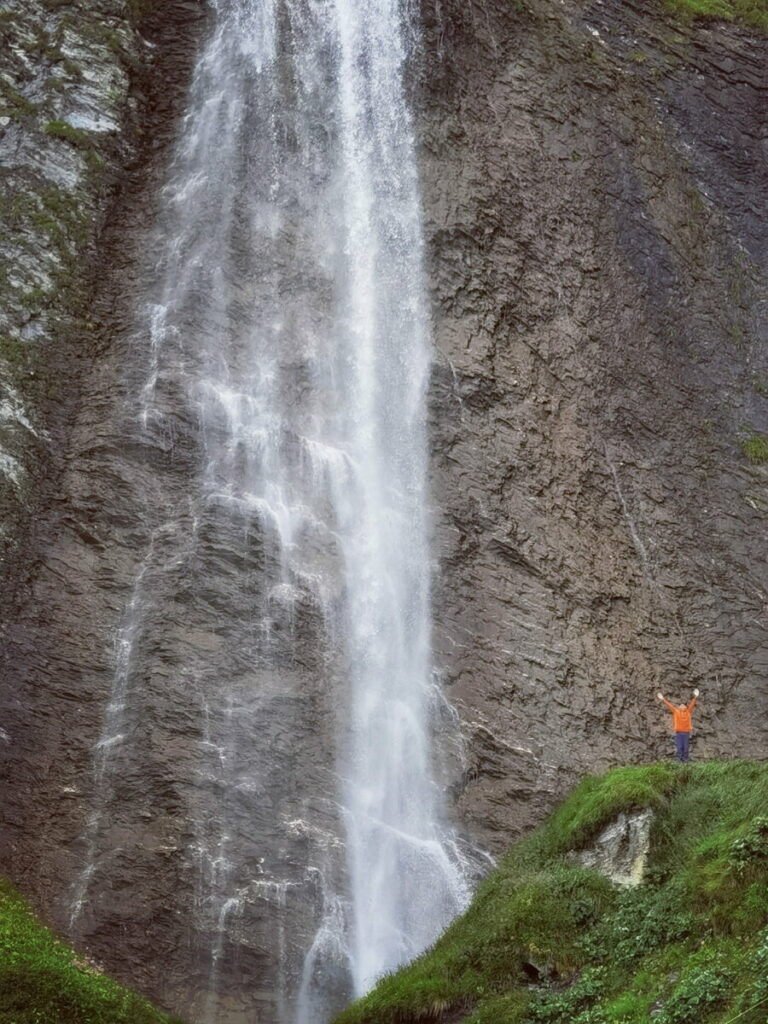 Diese Wasserfälle im Zillertal sind riesig - vergleich mal den Wasserfall mit der Größe des Menschen