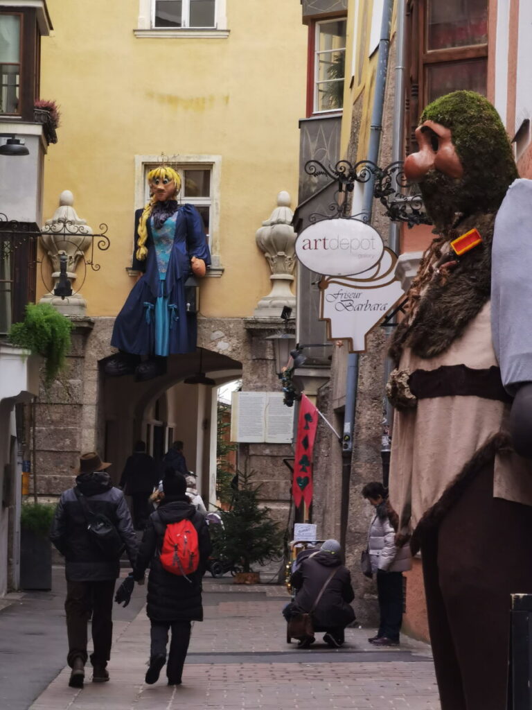 Nur in der Zeit, wenn es den Weihnachtsmarkt Innsbruck gibt: Die riesigen Figuren in der Altstadt
