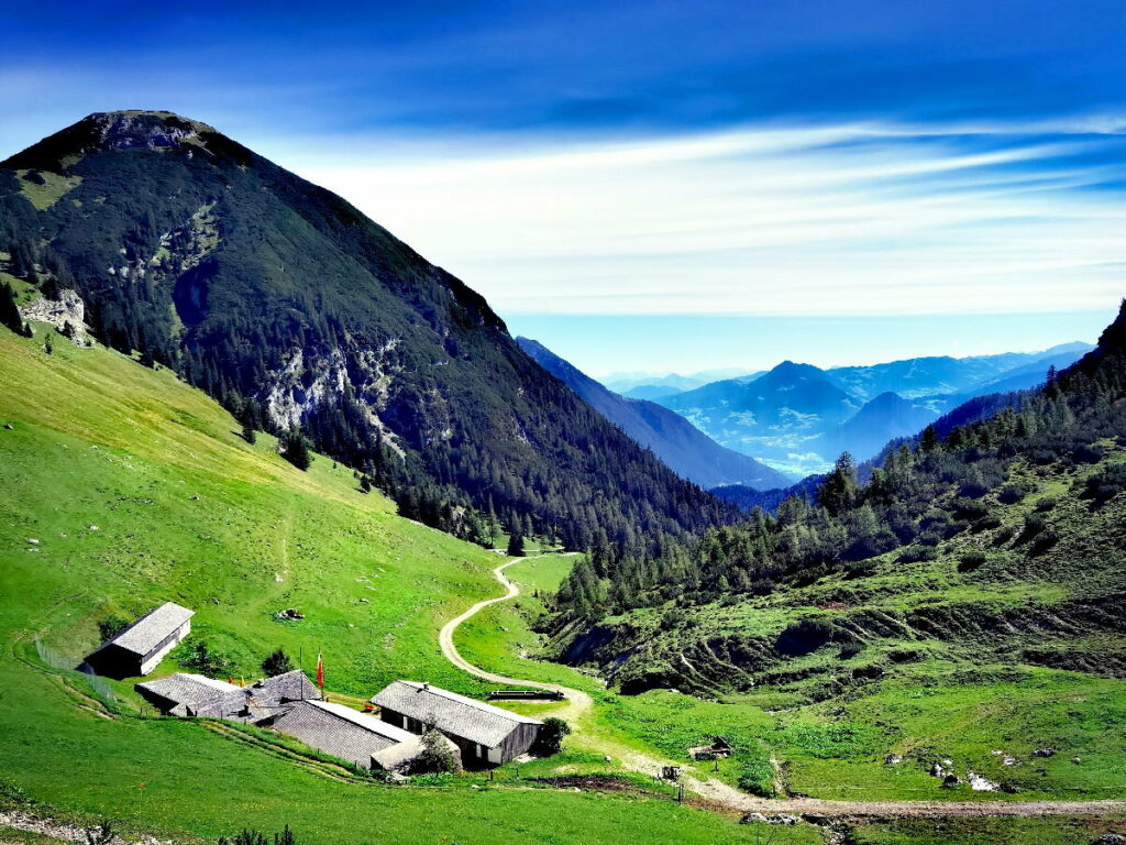  Bei der Weissenbachalm wandern, Ausblick ins Inntal  