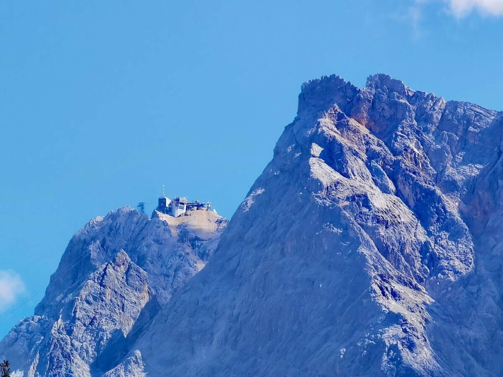 Markant und bekannt im Wettersteingebirge: Die Zugspitze mit der Bergstation