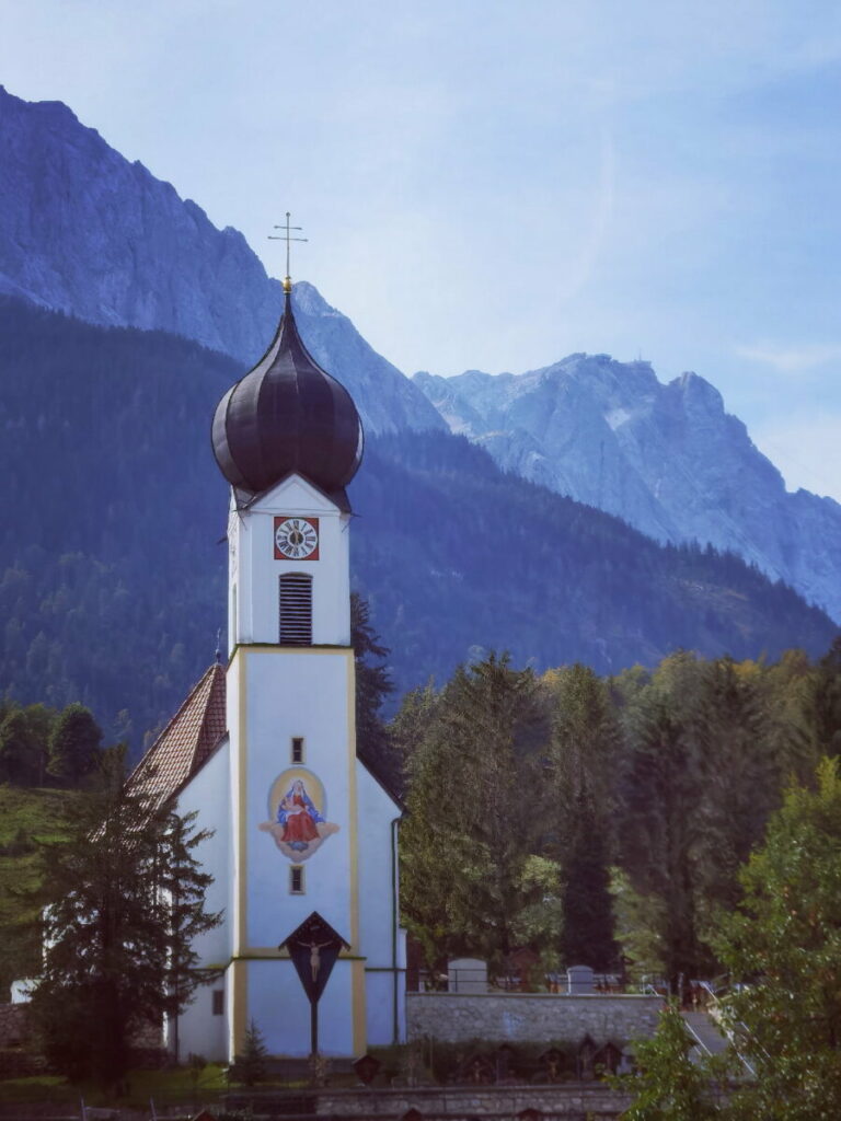 Die Zugspitze im Wettersteingebirge vom "Zugspitzdorf" Grainau aus gesehen