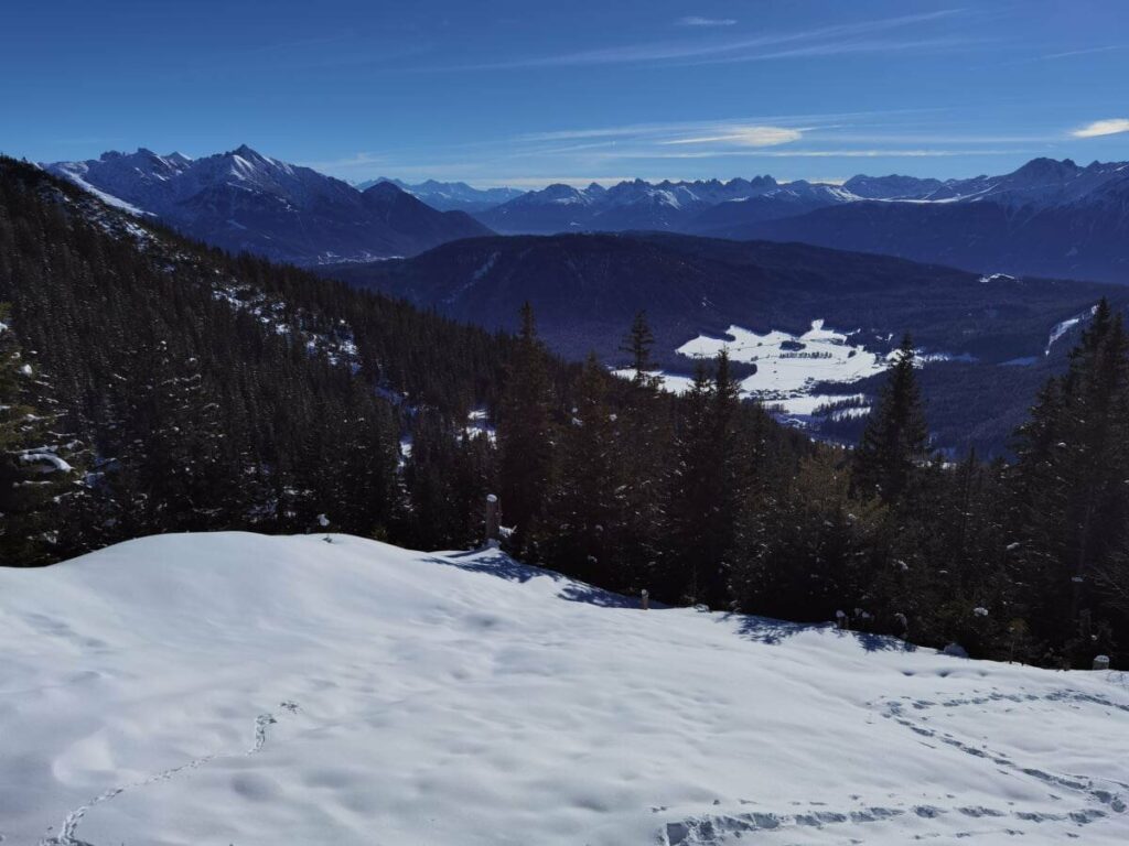 Ausblick von der Sonnenterrasse der Wettersteinhütte auf die Leutasch und die umliegenden Berge