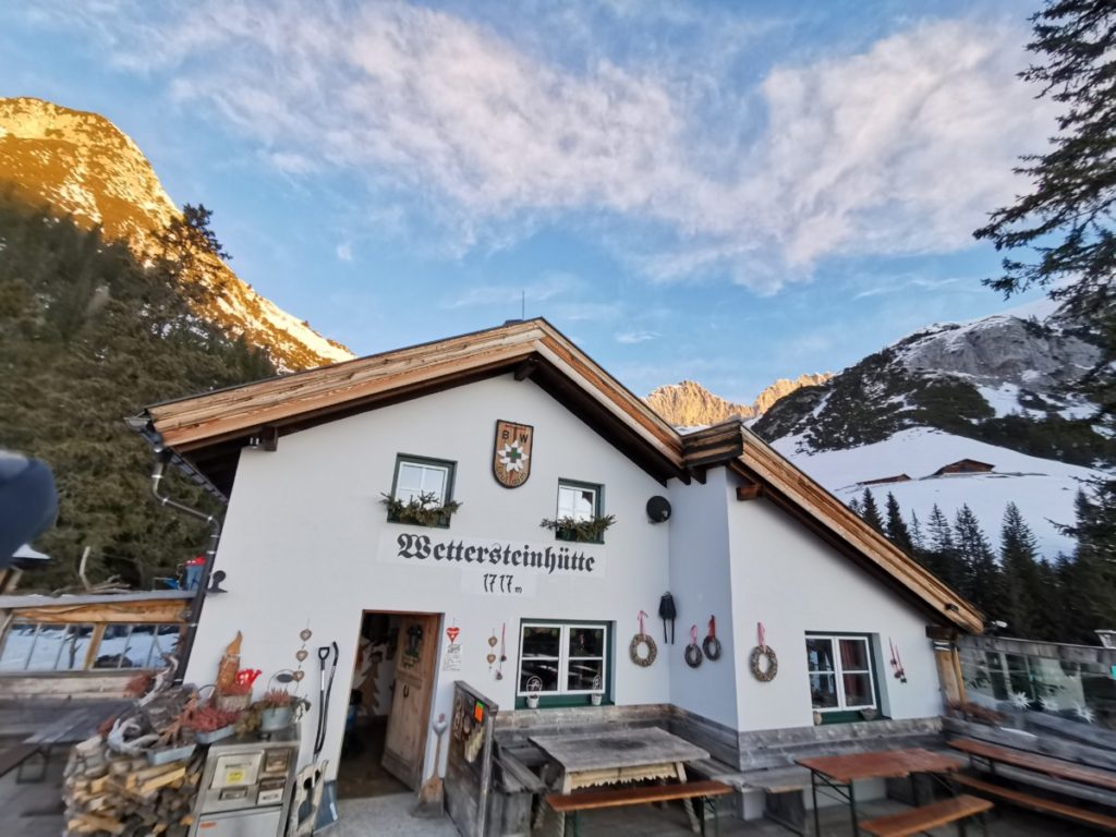 Die urige Wettersteinhütte beim Sonnenaufgang