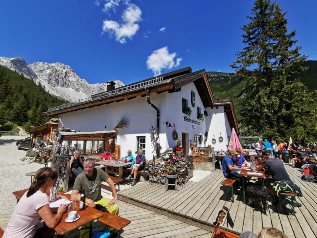 Die einmalige Wettersteinhütte im Sommer mit der tollen Terrasse